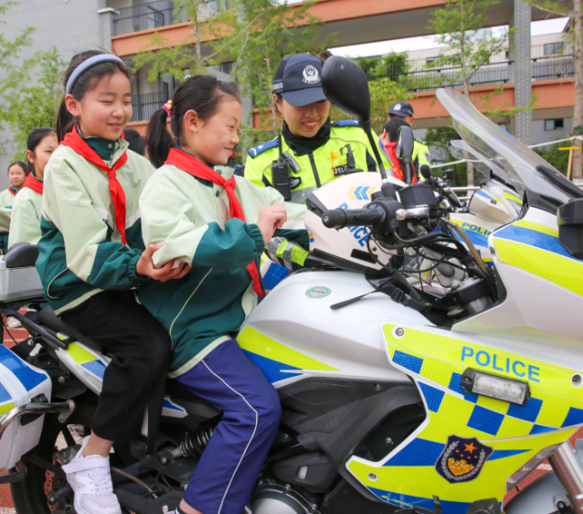 要抓紧孩子的手腕或许让孩子一直处在自己的视野之内防止意外产生 要抓紧孩子的手腕或许让孩子一直处在自己的视野之内防止意外产生